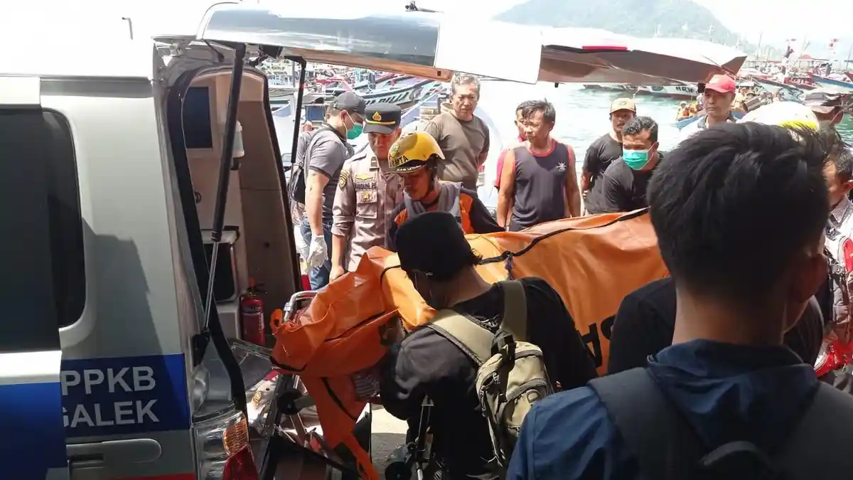 4 Hari Hilang Tersapu Ombak, Pemancing di Trenggalek Ditemukan Tersangkut Karang
