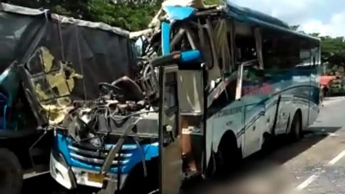 BREAKING NEWS: Bus Widji Lestari Kecelakaan dengan 2 Truk di Pantura Rembang, 3 Orang Tewas