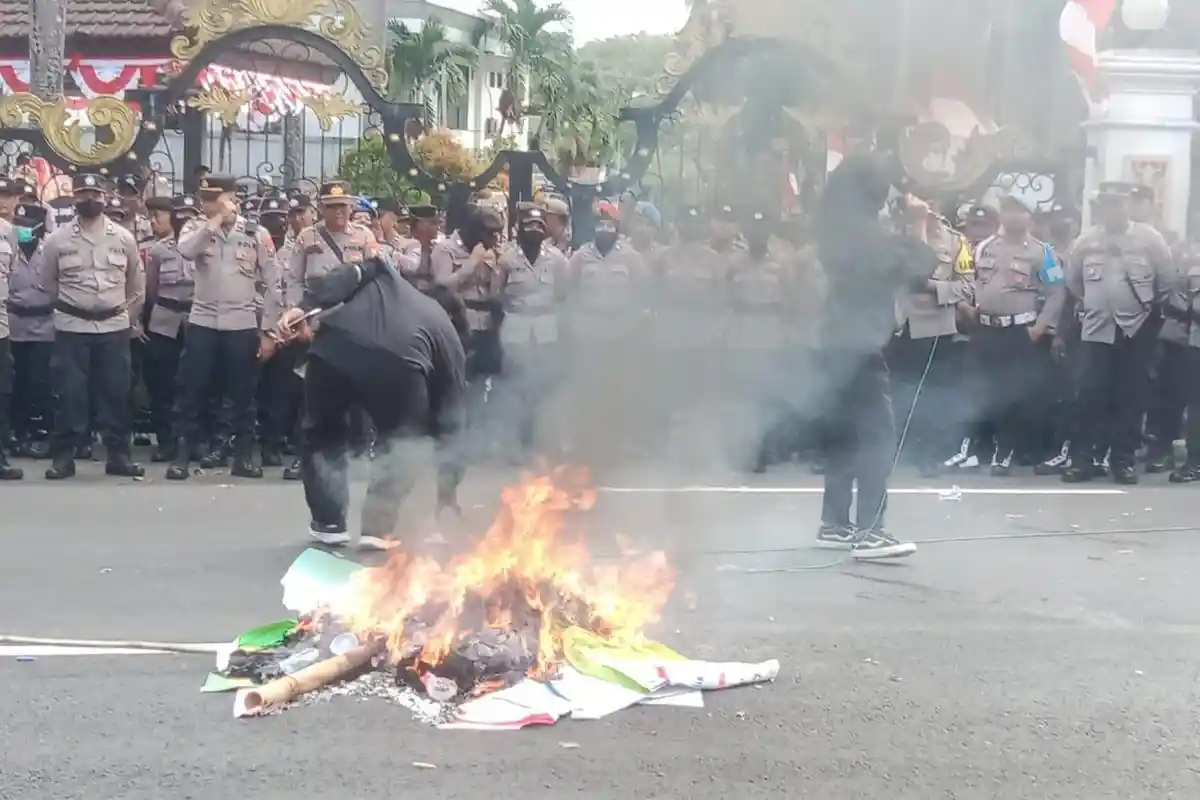 Sempat Ricuh, Mahasiswa Berhasil Merangsek Masuk Gedung DPRD Lumajang Protes Keras  RUU Pilkada