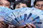 warga-ibukota-memperlihatkan-uang-rupiah-nominal-rp-50-ribu.jpg