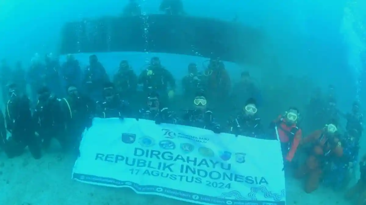 Peringati HUT ke-79 RI, Sang Saka Merah Putih Dikibarkan di Laut Maluku