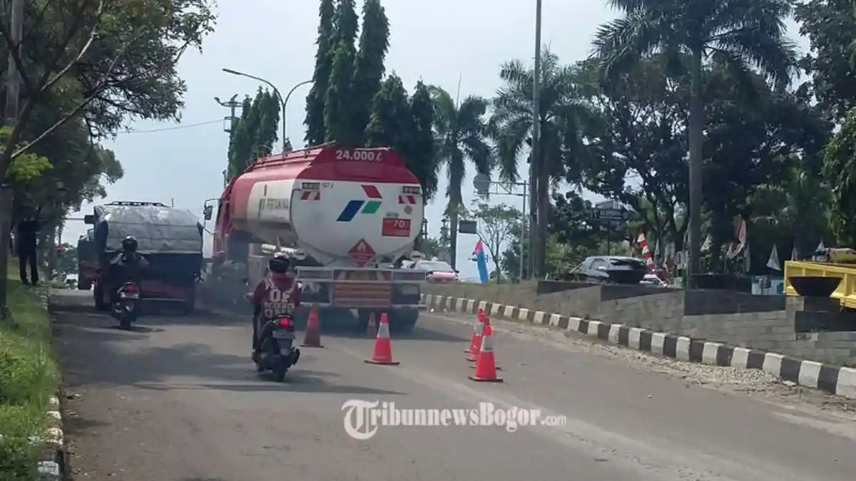 Hati-hati Melintas di Jalan Tegar Beriman, Ada Truk Tangki Mogok di Tengah Jalan