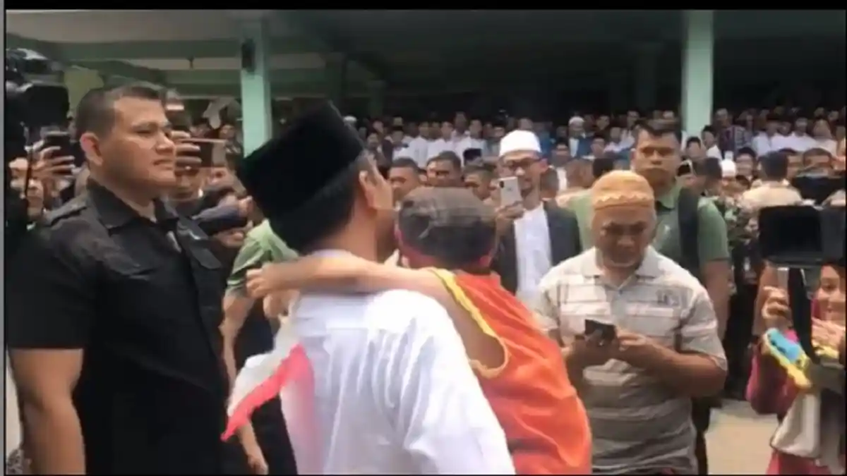 Momen saat Rafi Fauzi, Anak Berkebutuhan Khusus Teriak Histeris dan Nangis Minta Peluk Jokowi