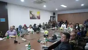 1082025-Gubernur-Rudy-Masud-menjadi-mediator-dalam-sengketa-tapal-batas-Kampung-Sidrap.jpg