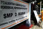 seorang-wali-murid-membaca-pengumuman-hasil-ppdb-di-smp-negeri-2-kudus-senin-2862021.jpg