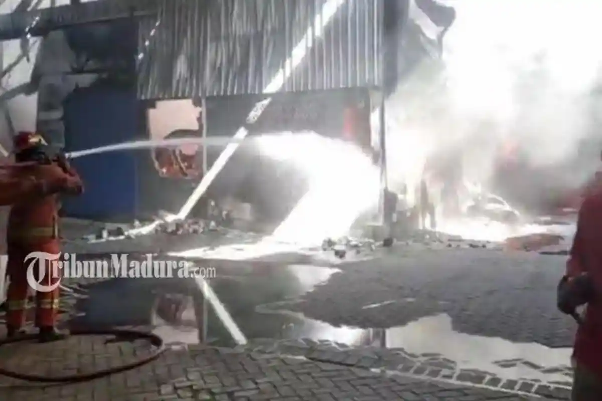 BREAKING NEWS - Kebakaran Pabrik Plastik di Gresik, Dua Bangunan Pabrik Dilahap