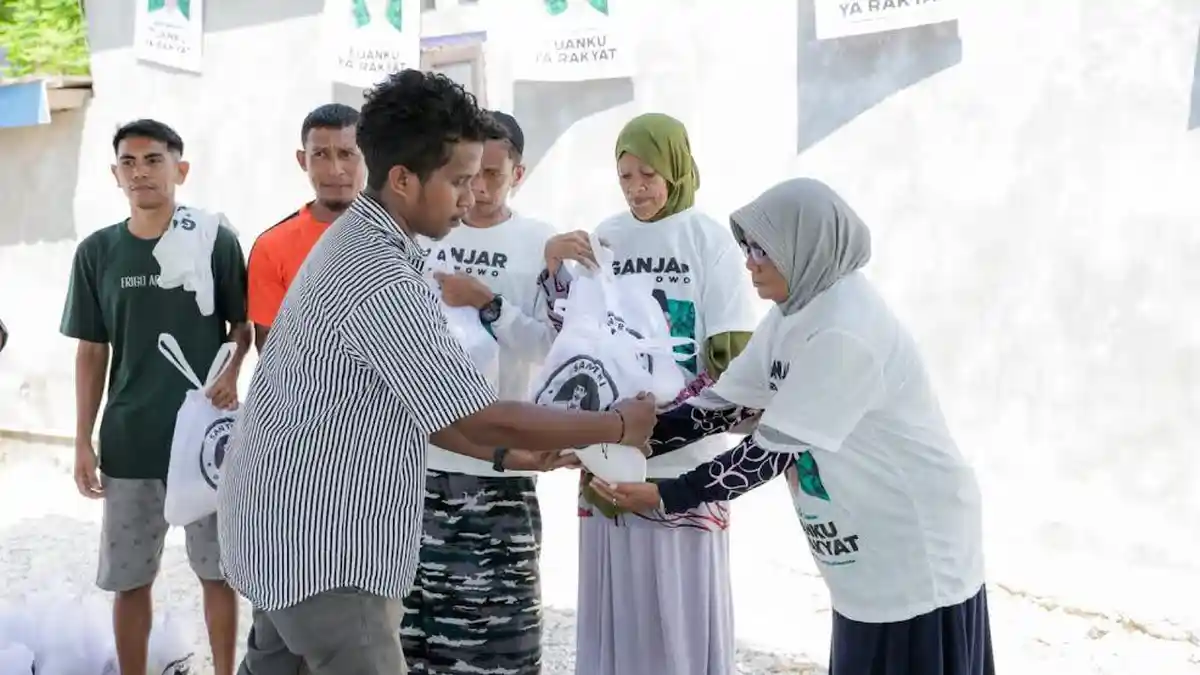 Implementasi Program Kebermanfaatan Relawan, Santri Ganjar Beri Paket Pangan untuk Warga di Kupang