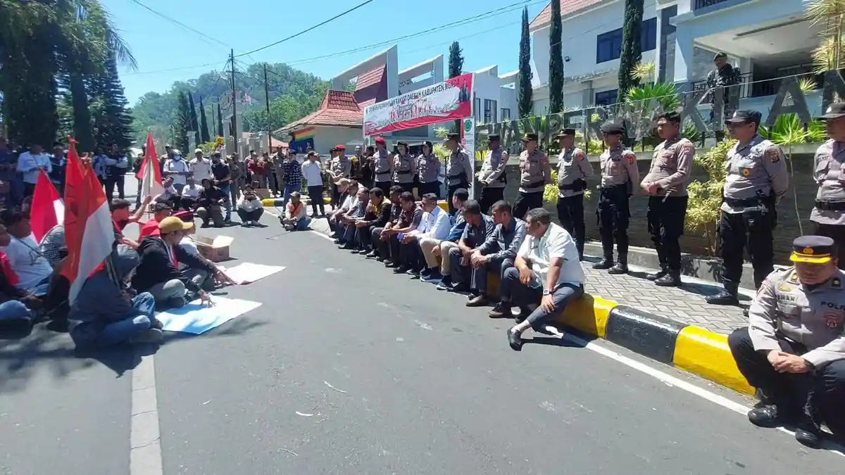 Aksi GMNI Ngada Luar Biasa, Dialog dengan DPRD Terjadi Diatas Aspal Jalan