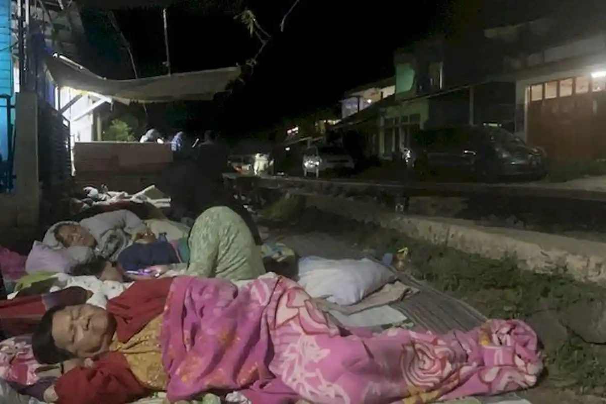 Puluhan Warga Kampung Margaluyu Cianjur, Tidur di Pinggir Rel Kereta Api, Masih Membutuhkan Bantuan