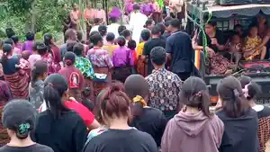 JALAN-SALIB-Ratusan-umat-Katolik-Kuasi-Paroki-Kristus-Raja-Kisa.jpg