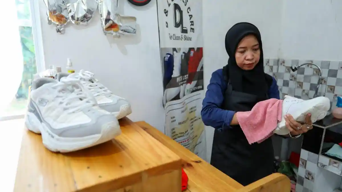 Kisah Sukses Asanah Buka Usaha Jasa Cuci Sepatu D&L Shoes Care di Pekalongan, Nongol di Lapak Ganjar