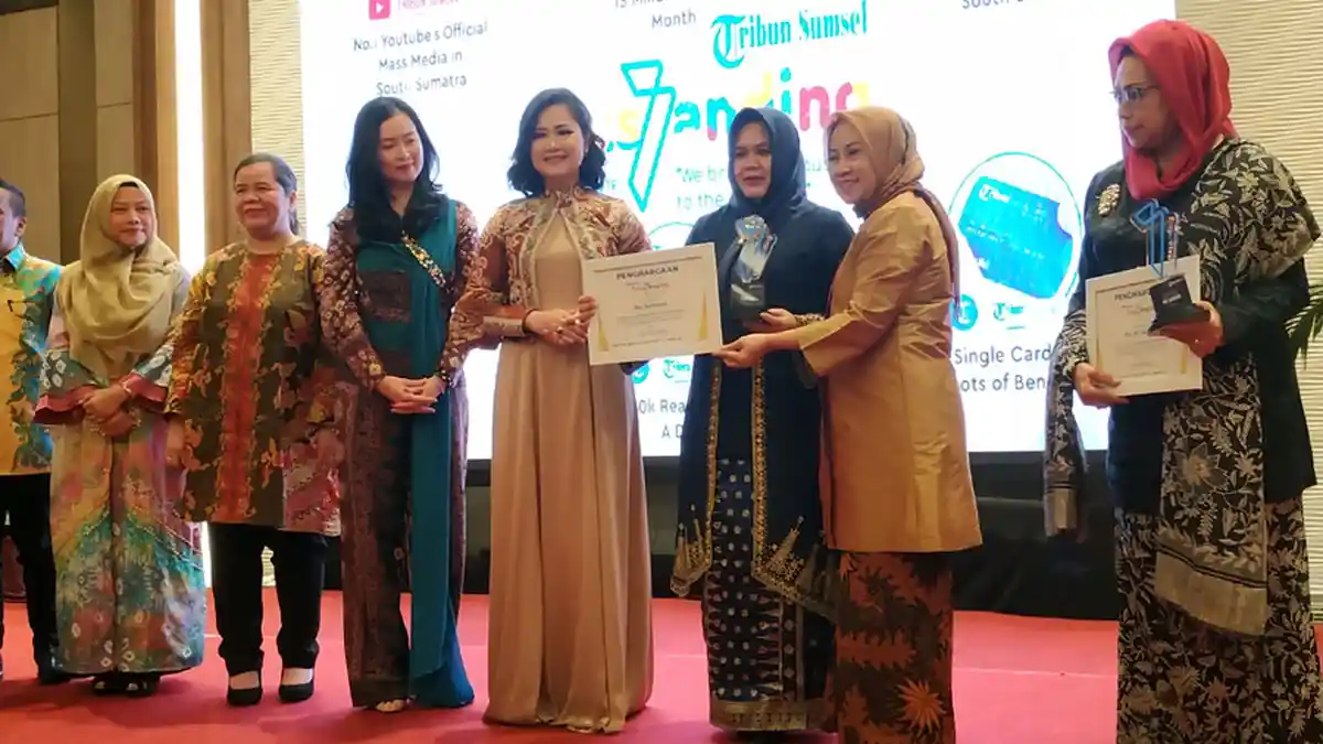 Sumari Ahmad Yani Terima Penghargaan 7 Outstanding Women in South Sumatra
