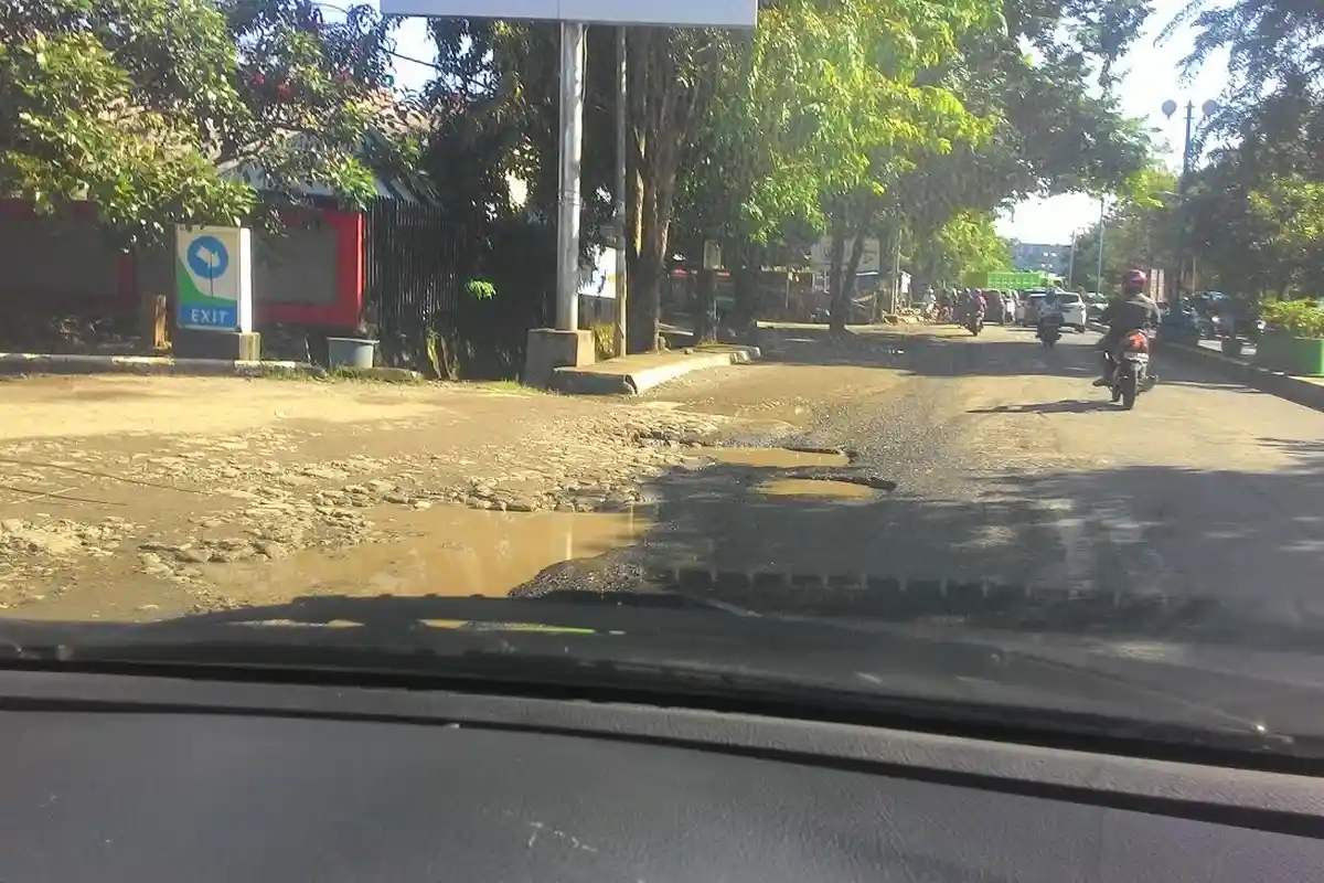 Lubang Jalan Depan SPBU Buttatoa Maros Makin Parah
