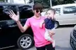 Kirana Larasati Mengendong Anaknya di CFD