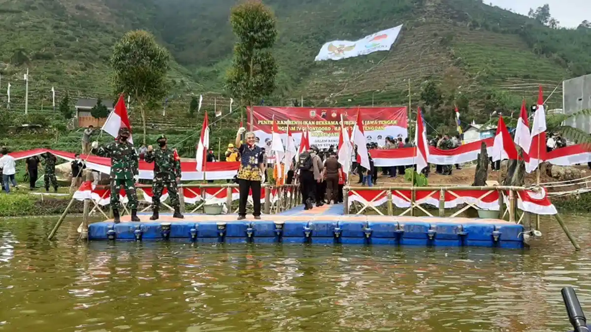 Bendera Merah Putih Pagari Telaga Cebong Dieng di Wonosobo, Panjangnya Capai 1.800 Meter