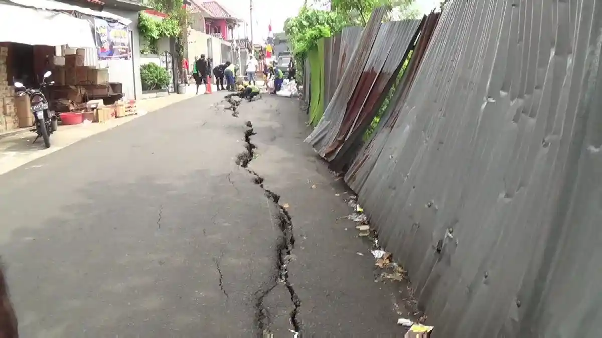 Pipa Air Bocor, Ruas Jalan di RW 02 Kelurahan Rambutan Retak Sepanjang 15 Meter