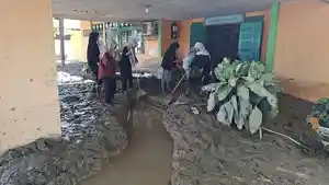 6-sekolah-di-BIreuen-dipenuhi-lumpur.jpg