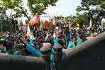 ribuan-mahasiswa-yang-melaksanakan-demo-di-depan-gedung-dprd-solo.jpg