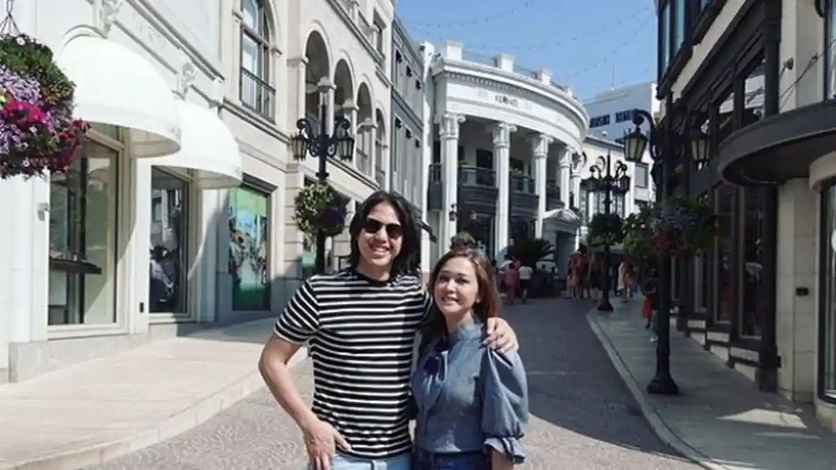 Bikin Kaum Hawa Patah Hati, El Rumi Unggah Foto Gadis Manis Naik Vespa, Pacar Baru?