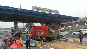 Kecelakaan-beruntun-melibatkan-tujuh-kendaraan-di-Gerbang-Tol-Halim-Utama-w.jpg
