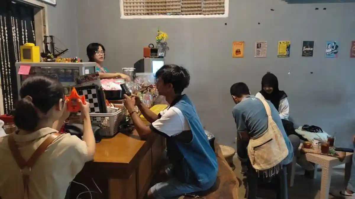 Perjalanan ke Masa Lalu di Warung Kakarut Garut, Suguhkan Jajanan dan Permainan Jadul