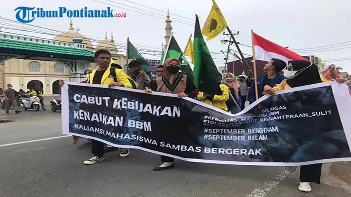 Mahasiswa Sambas Unjuk Rasa Tolak Kenaikan BBM Bersubsidi di DPRD Sambas