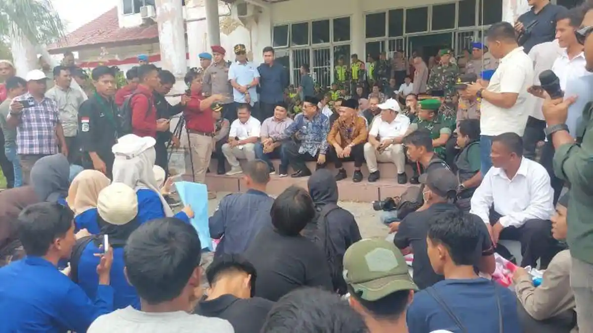 Santai! Bupati Aceh Singkil Duduk di Lantai Dengarkan Orasi Demonstran 