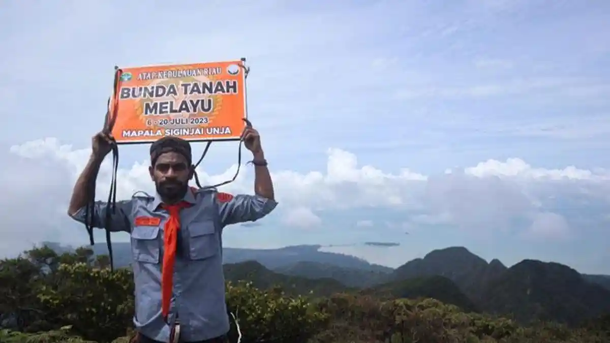 Cerita Tim Penjelajah Mahasiswa UNJA Berhasil Gapai Puncak Gunung Daik di Lingga