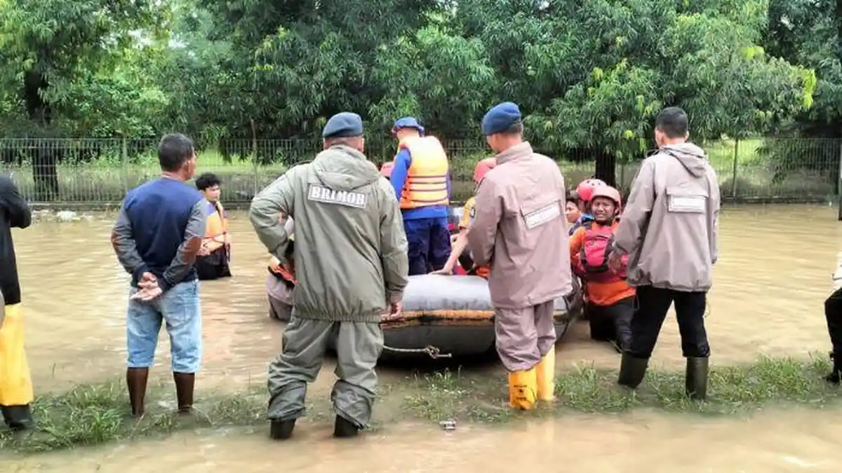 Brimob Polda Aceh Evakuasi Warga Terdampak Banjir di Lhokseumawe