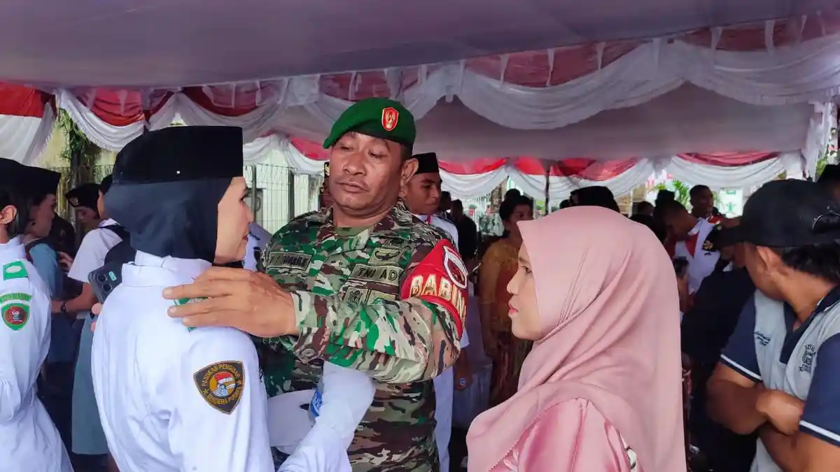 Merah Putih Sukses Berkibar di Langit Maluku: Tangis Putri Pembawa Baki Pecah di Pundak Ayah