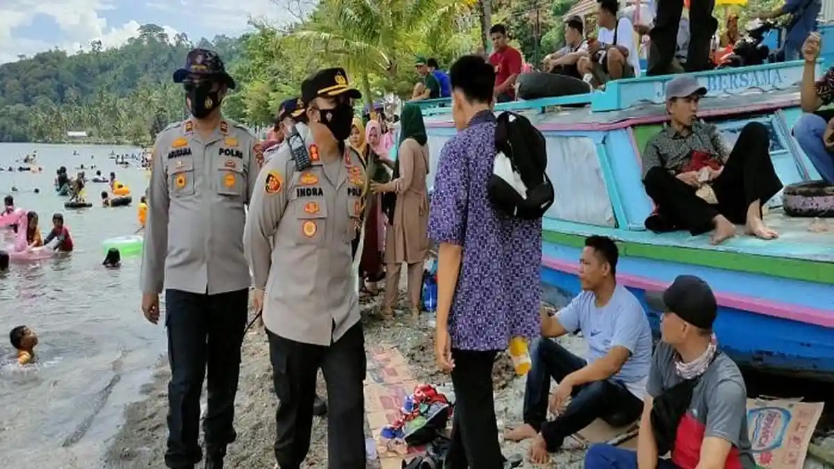 Hari Kedua Lebaran, Kapolres OKU Selatan Blusukan ke Wisata Danau Ranau