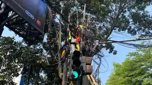 petugas-sedang-memotong-kabel-udara-di-Jalan-Merdeka-Selasa-262026.jpg