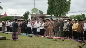 imam-sholat-Idul-Adha-1443-H-sedang-memberikan-arahan.jpg