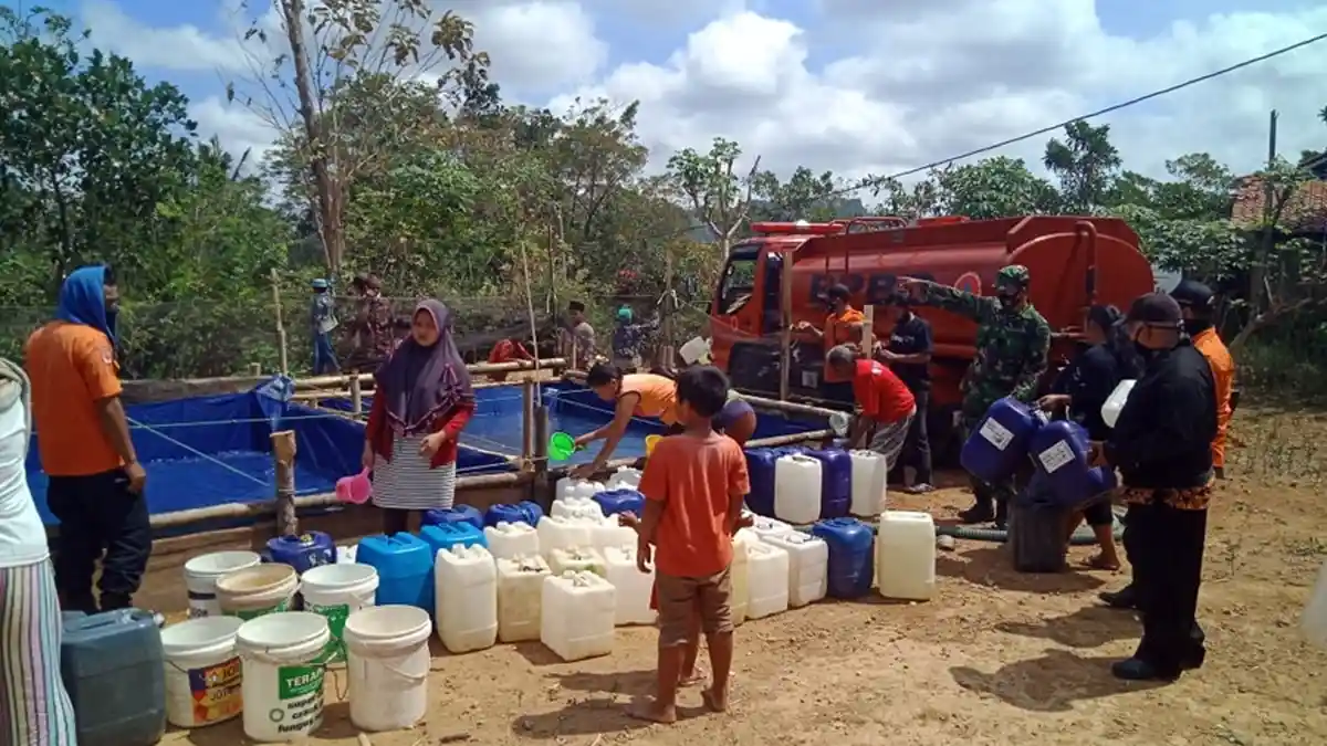 Terdampak Kekeringan, BPBD Banjarnegara Droping Air Bersih di Desa Wanadri