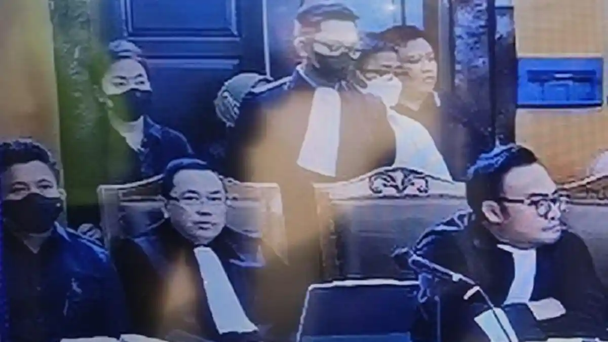 Tatapan Kosong Ferdy Sambo Saat Bertemu Orangtua Brigadir J Langsung di Ruang Sidang
