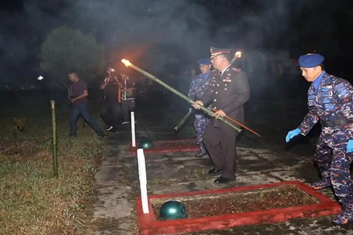 Kapolres Mempawah Pimpin Apel Kehormatan dan Renungan Suci di TMP Putra Bangsa HUT ke-79 RI