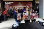 Satpam-perumahan-dan-seorang-ibu-rumah-tangga.jpg
