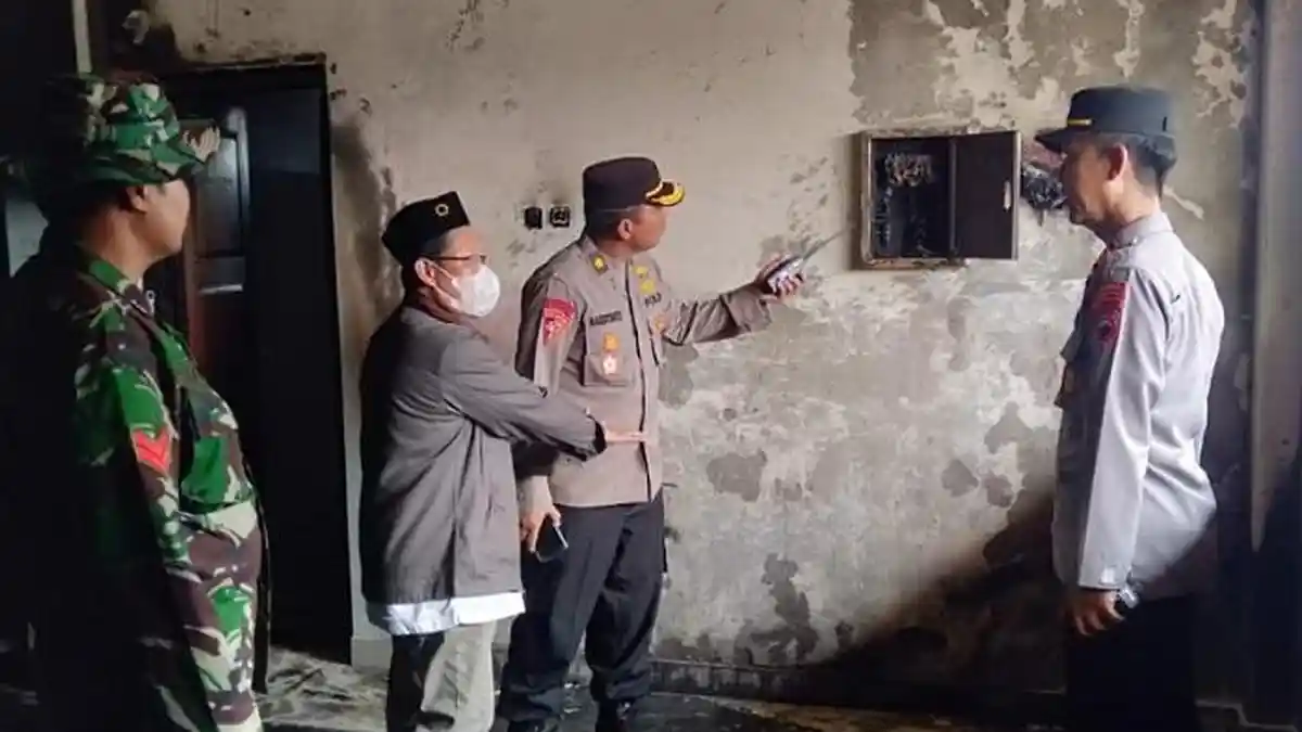 BREAKING NEWS : Ruang Kantor Ponpes Isy Karima Karangpandan Karanganyar Terbakar