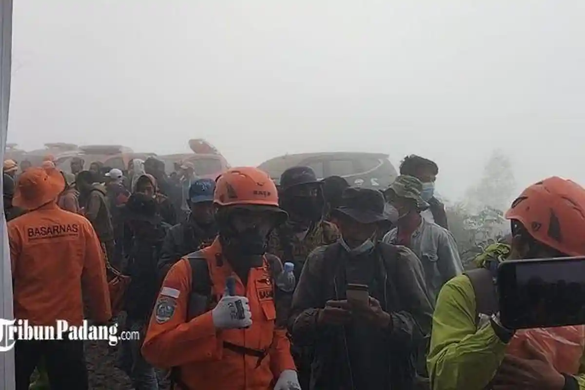 Pendaki yang Terjebak di Gunung Marapi Ditemukan, Di Puncak Masih Hujan Abu