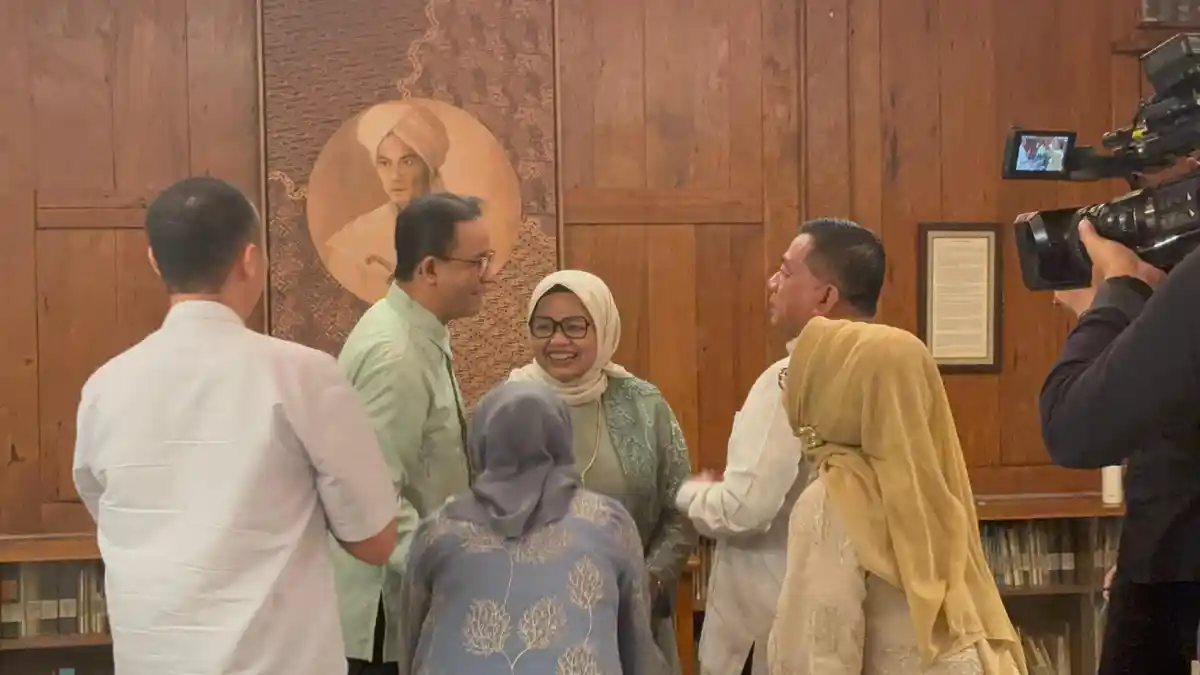 Momen Warga Antusias Datangi Pendopo Anies Baswedan saat Lebaran, Ajak Selfie Hingga Dapat Bingkisan