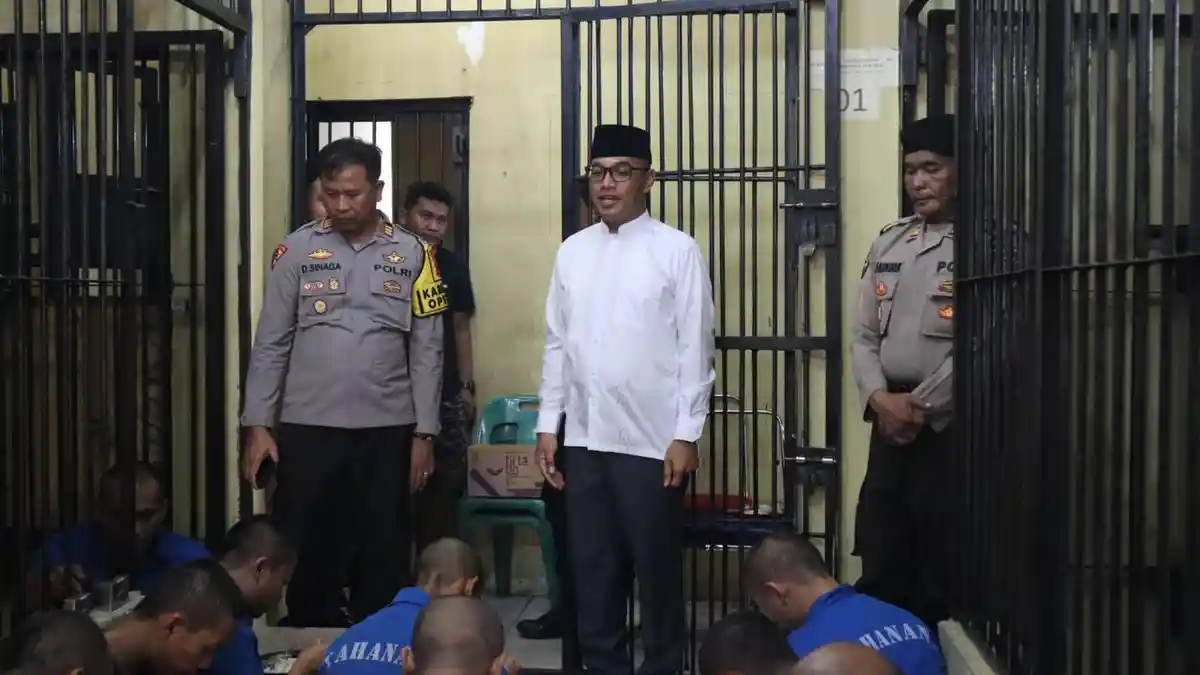 Berbagi Dalam Suasana Idul Adha, Kapolres Toba Bagikan Makanan kepada Tahanan