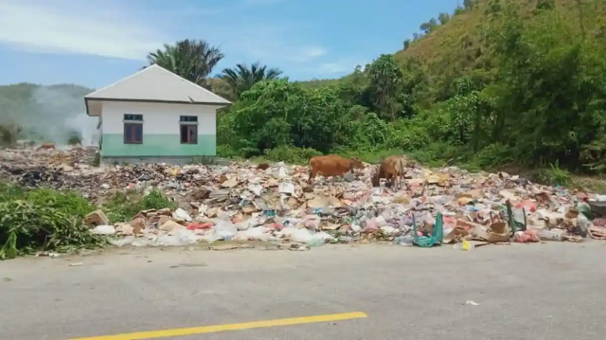 Sampah di TPA Batu Boy Namlea Meluber Hingga ke Jalan