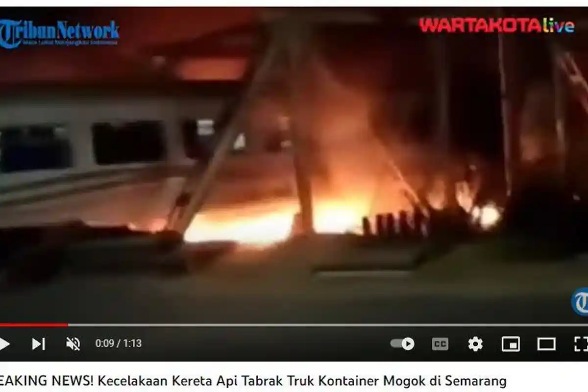 BREAKING NEWS: Truk Kontainer Ringsek Diseruduk KA Brantas, Muncul Kobaran Api, Lokomotif Terbakar