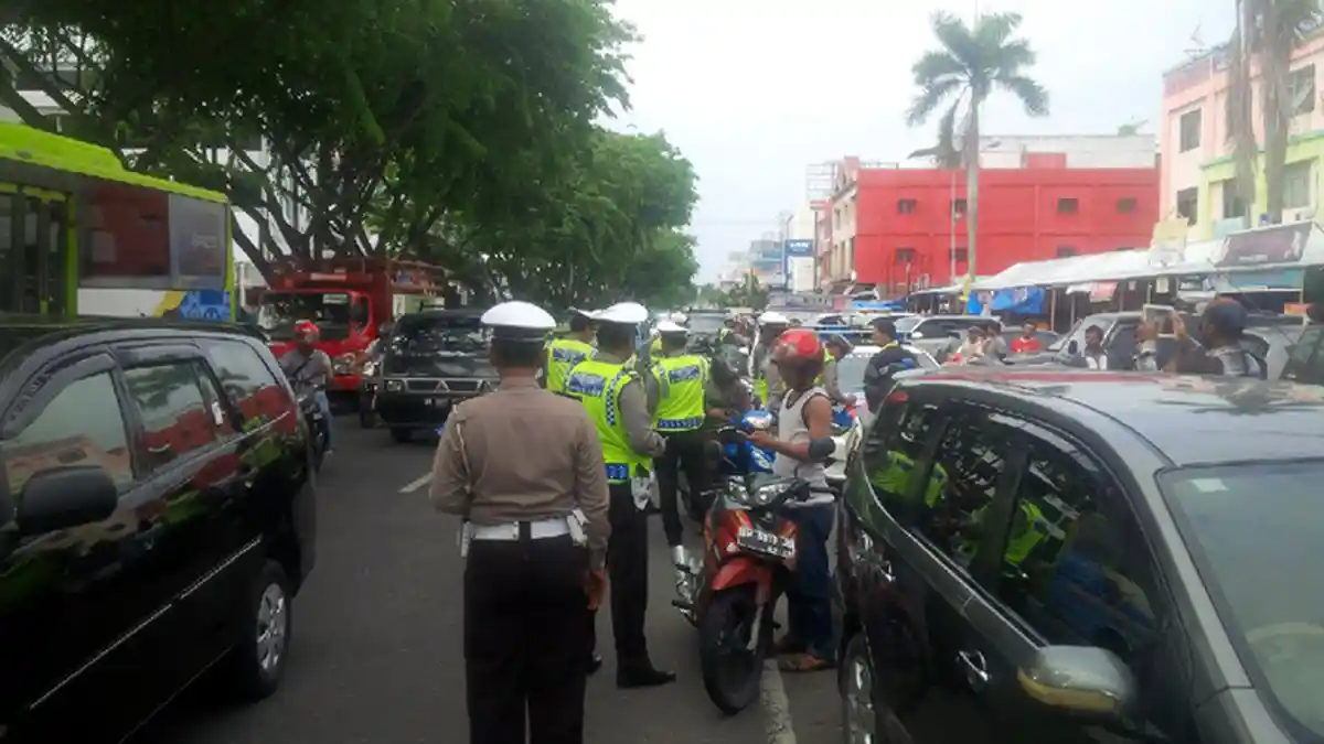 Para Pengendara Pasrah Menerima Surat Tilang dari Polisi