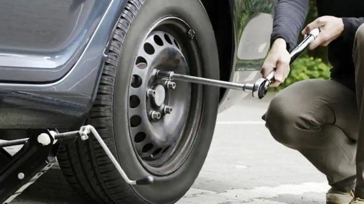 Awas Jangan Sembarangan! Ini Cara yang Benar Bongkar Pasang Ban Mobil