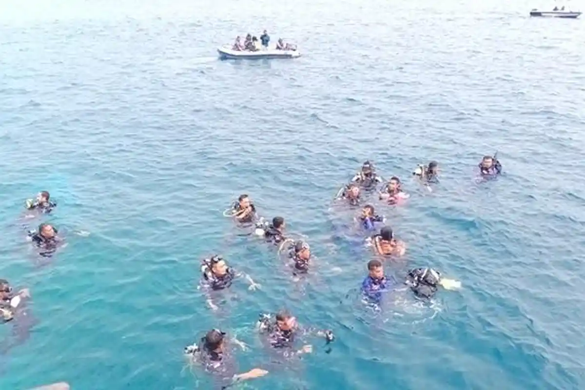 Rayakan HUT Kemerdekaan RI, 28 Penyelam Kupang Kibarkan Bendera Merah Putih di Dalam Air