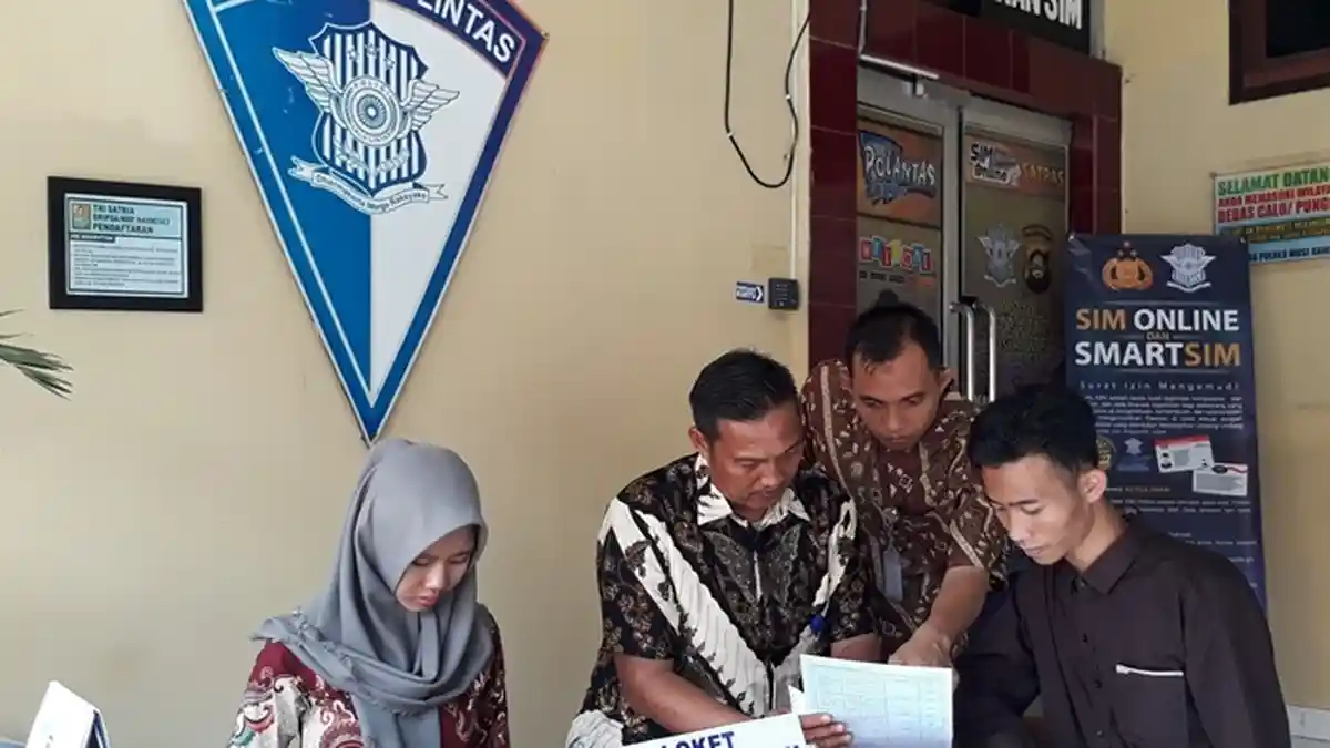 Lepas dari Atribut Polisi,  Anggota Pelayanan SIM Satlantas Polres Musirawas Kenakan Baju Batik