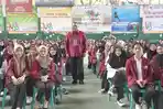 Rektor-UNG-Prof-Eduart-Wolok-bersama-para-mahasiswa.jpg