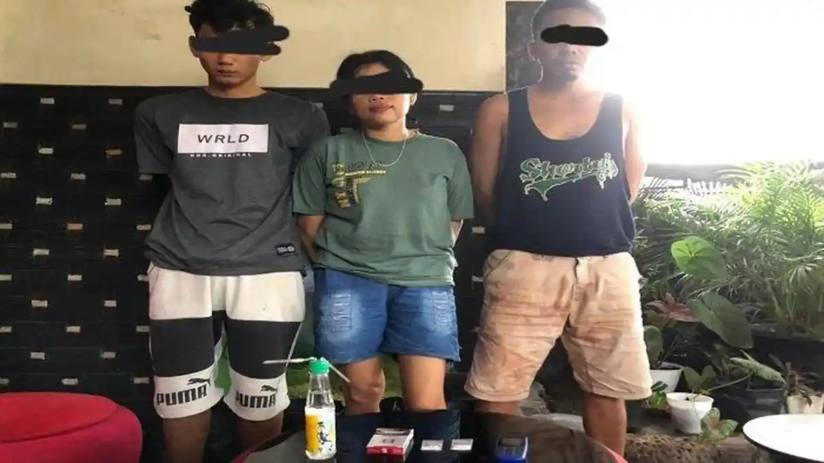 Lagi Nyantai Di Teras Rumah Seorang IRT Bersama 2 Pria Kekar Diamankan Polisi