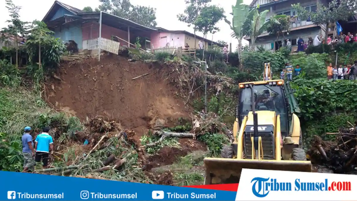 Seharian Hujan Deras, Rumah Warga di Pagaralam Ini Nyaris Terbawa Longsor